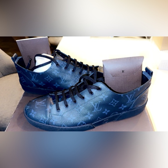 Louis Vuitton Monogram Men Sneakers - Picture 2 of 4